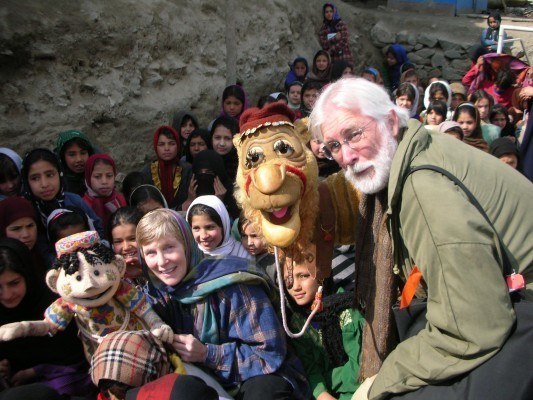 Michael Frith with wife Kathy Mullen introduce children in Kabul to puppets from the ChucheQhalin landmine-awareness film 